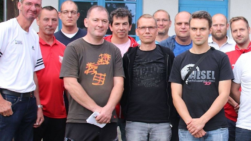 Die Vertreter der Mannschaften der Ü-40-Kreisliga stellen sich nach ihrer Tagung im Sozialgebäude auf dem Sportplatz der SG Hangelsberg zum Gruppenfoto mit dem neuen Staffelleiter Ralf vom Orde (links) auf. 