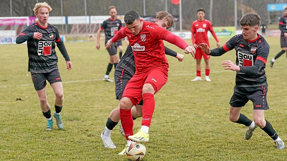 Altin Maxhuni (am Ball) war mit dem TSV Rain zwar ebenbürdig, Punkte gab es aber nur für die Sonthofer. Sie gewannen das Kellerduell mit 3:1.