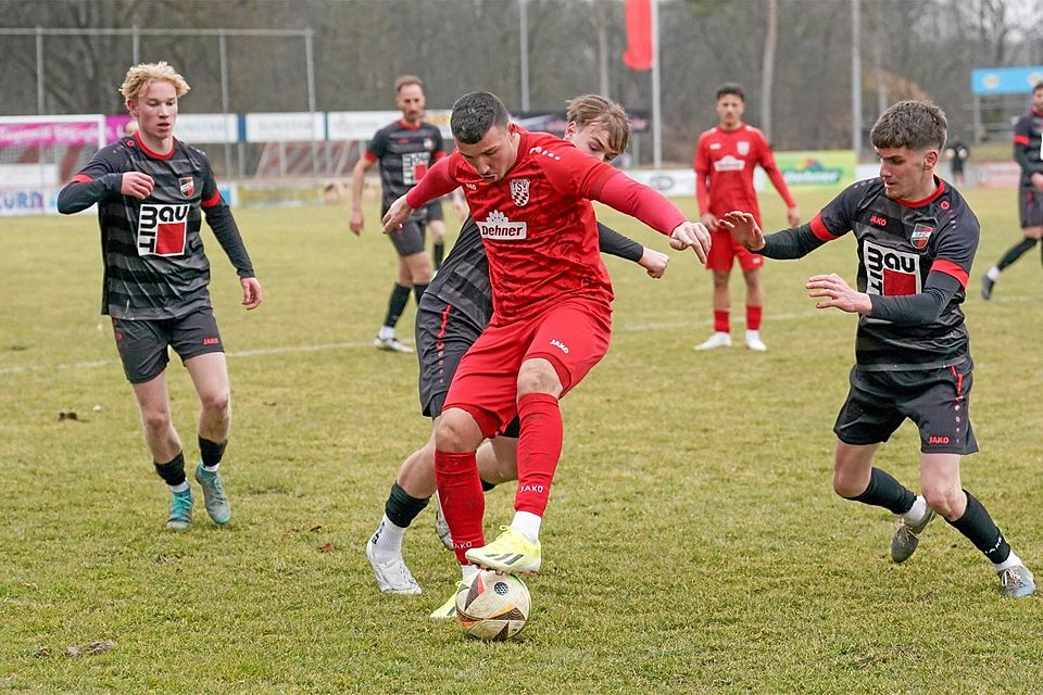Altin Maxhuni (am Ball) war mit dem TSV Rain zwar ebenbürdig, Punkte gab es aber nur für die Sonthofer. Sie gewannen das Kellerduell mit 3:1.