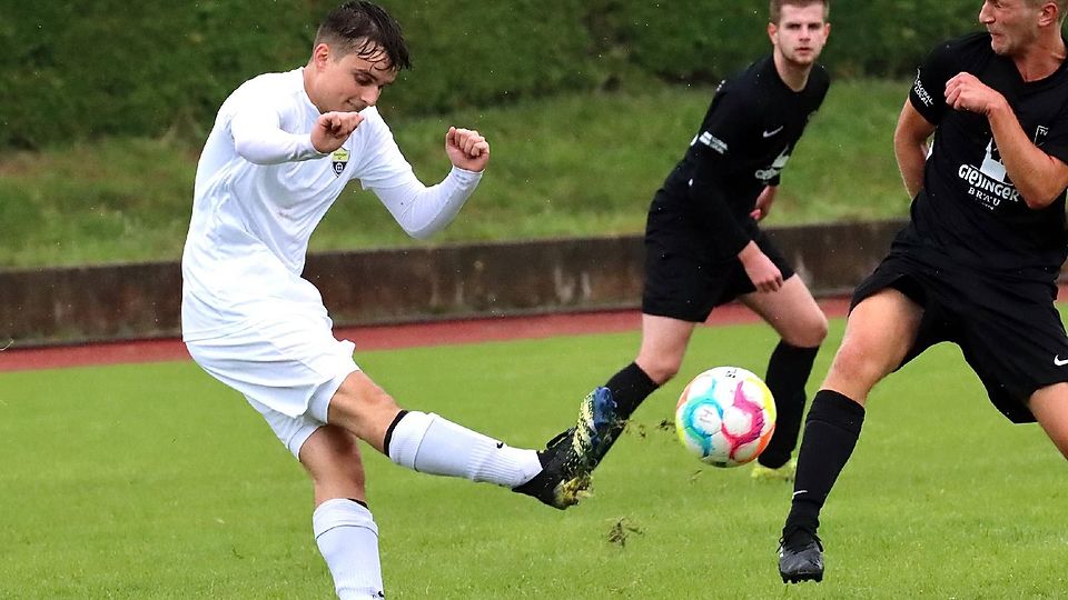 Augen zu und durch: Die Stockdorfer in den schwarzen Trikots warfen sich den Gautinger Angriffsbemühungen entschlossen entgegen. Die Gautinger kamen so selten zu gefährlichen Abschlüssen.
