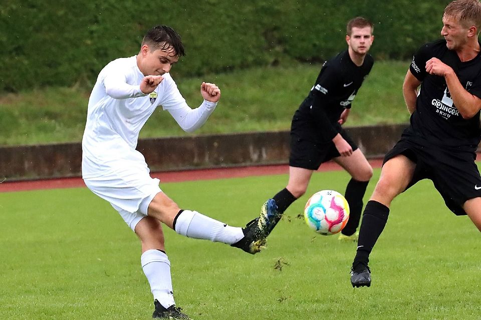 Augen zu und durch: Die Stockdorfer in den schwarzen Trikots warfen sich den Gautinger Angriffsbemühungen entschlossen entgegen. Die Gautinger kamen so selten zu gefährlichen Abschlüssen. Augen zu und durch: Die Stockdorfer in den schwarzen Trikots warfen sich den Gautinger Angriffsbemühungen entschlossen entgegen. Die Gautinger kamen so selten zu gefährlichen Abschlüssen.