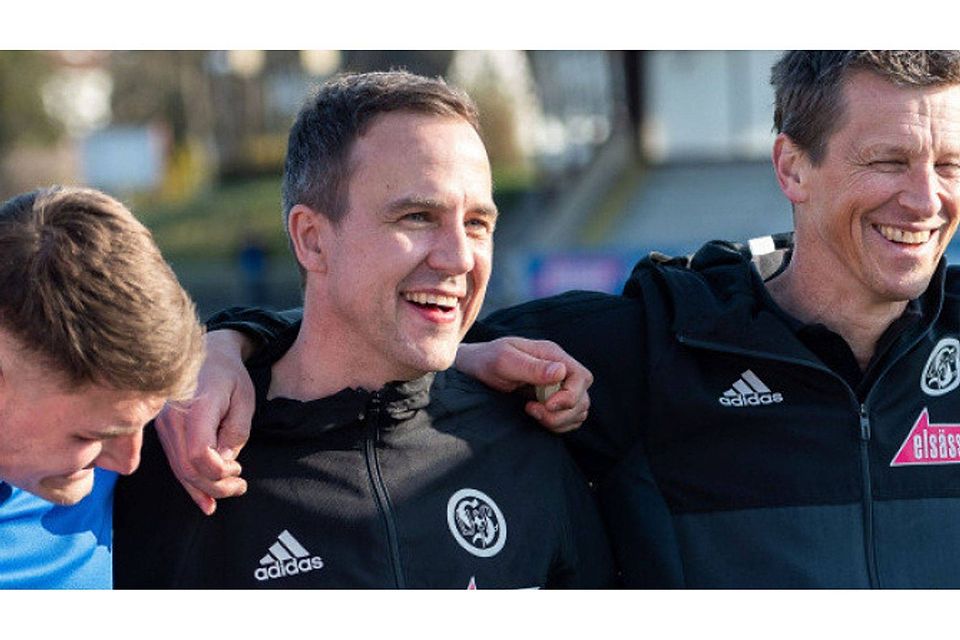 Entscheidung ist ihm nicht leichtgefallen: Maik Schütt (Mitte) wird den VfL Sindelfingen nach fünfjähriger Trainer-Tätigkeit verlassen. © Foto: Eibner