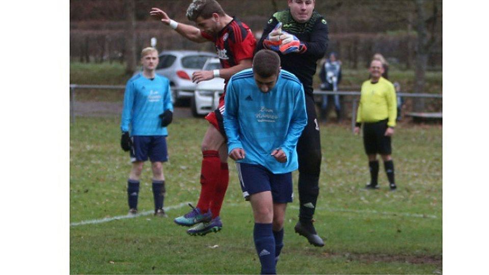 Schnell weggeduckt hat sich Winterbachs Philipp Puder, damit sein Torwart Pascal Dintinger die Flanke vor TSC-Angreifer Christian Träutlein (links) abfangen kann. Foto: Marco Wille
