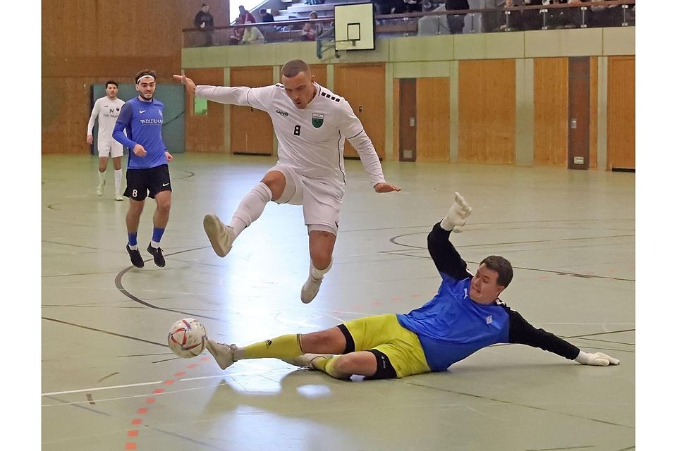 Habachs Keeper Felix Schürgers tackelt gegen Marco Hiry