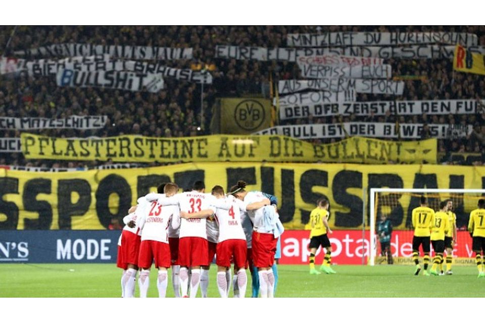 Borussia Dortmund hat sich nach dem Abwägen aller Argumente entschieden, dem Strafantrag des DFB-Kontrollausschusses zuzustimmen und das einschneidende Strafmaß einer Sperrung der gesamten Südtribüne für das Wolfsburg-Spiel zu akzeptieren. Foto: Getty Images