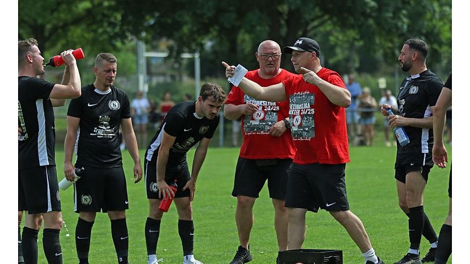 Greifen mit dem TuS Neuhausen künftig in der Landesliga an: TuS-Trainer Franz Graber (rotes T-Shirt, links) und Co-Trainer Marco Stark.	Foto: Christine Dirigo/pakalski-press