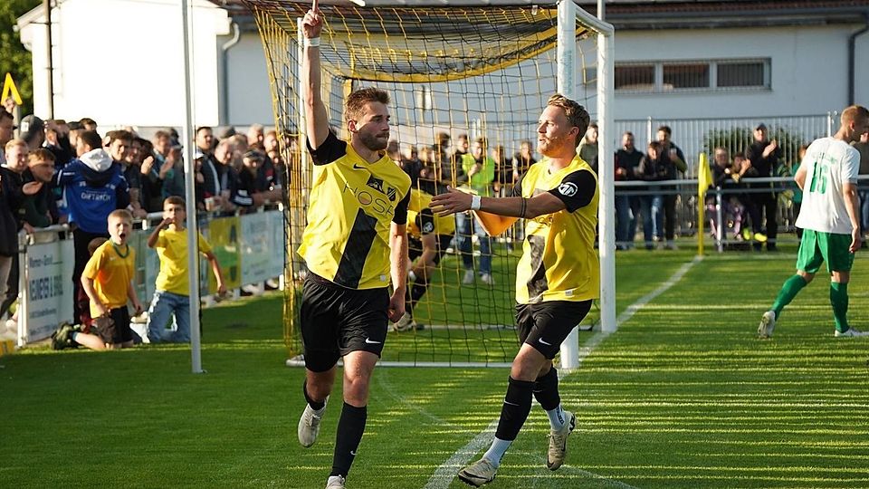 Nico Beutel (links) leitete für den FC Thalhofen die Wende ein. Nach dem 0:3-Rückstand drehten die Ostallgäuer auf und wollen nach oben in die Landesliga.