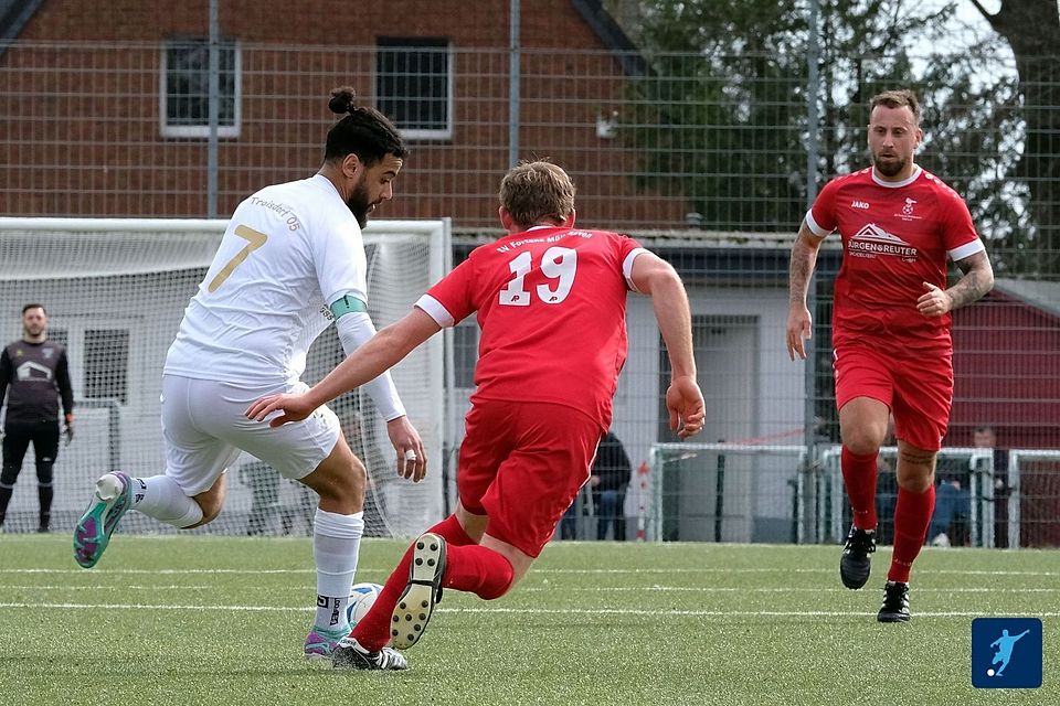 Samir Attahiri (li., am Ball) führt die Torjäger unter der Kreisliga B mit Mike Gebauer an. Samir Attahiri (li., am Ball) führt die Torjäger unter der Kreisliga B mit Mike Gebauer an.