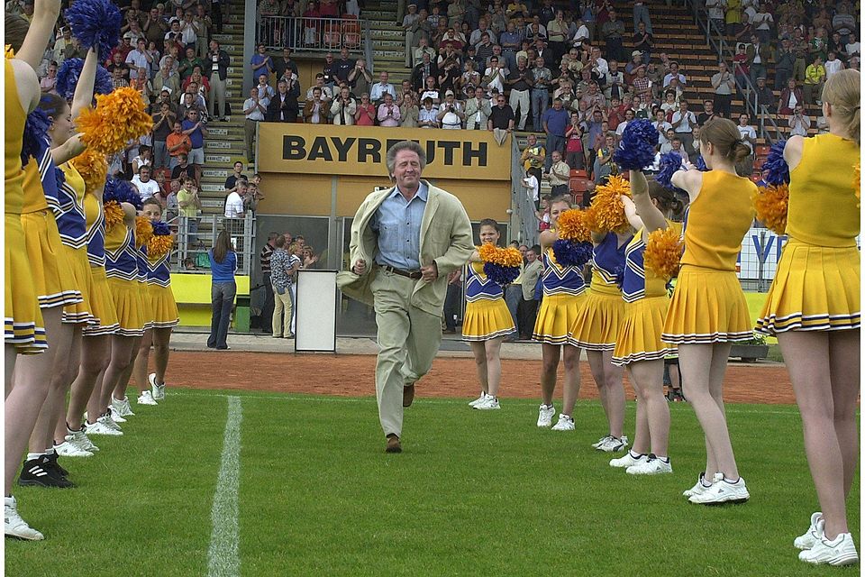 Hier kommt Bobby: Vor zehn Jahren beim Auftritt des legendären 79er-Teams im Hans-Walter-Wild-Stadion.  Foto: Mularczyk