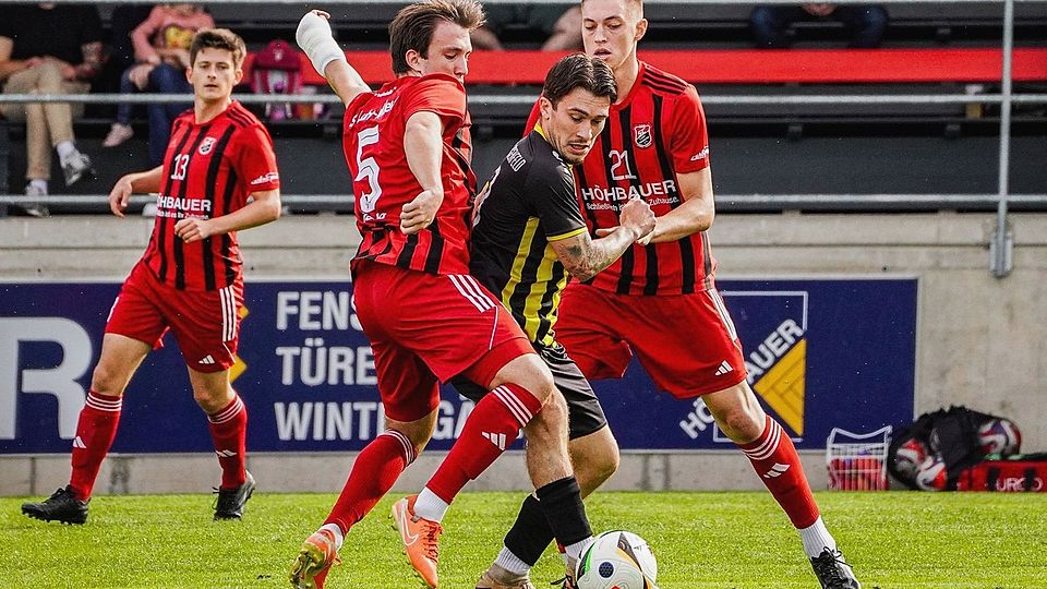 Im Verfolgerfeld des Tableaus kreuzen Burglengenfeld und Luhe-Wildenau die Klingen. ASV-Akteur Fernando Roesler (schwarzgelbes Trikot) wird diesmal nicht mitwirken können.