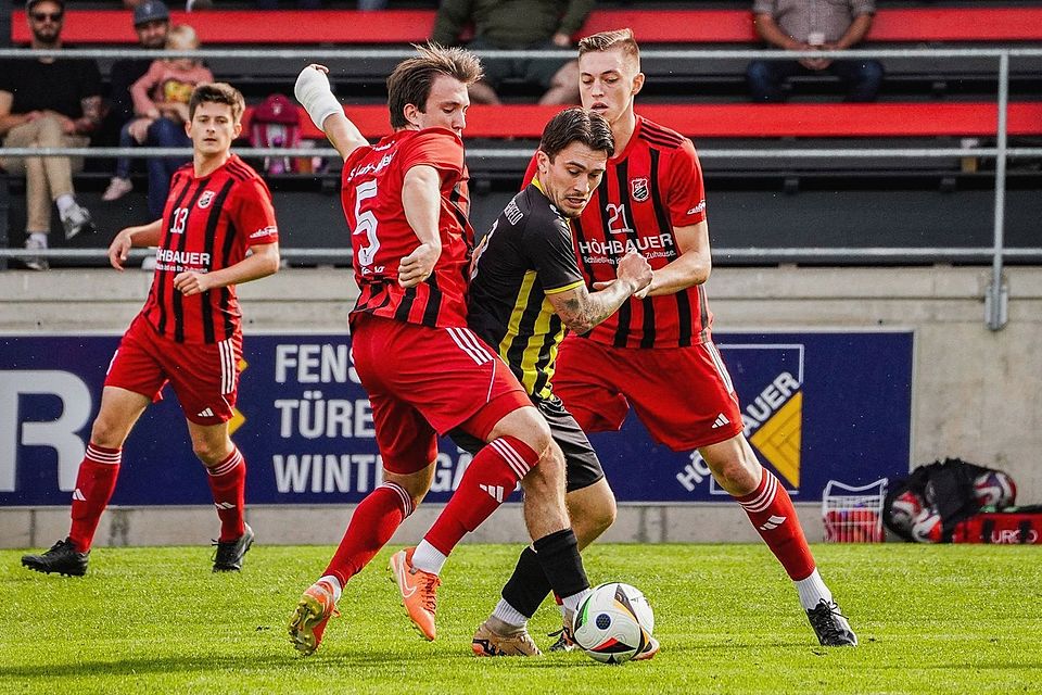 Im Verfolgerfeld des Tableaus kreuzen Burglengenfeld und Luhe-Wildenau die Klingen. ASV-Akteur Fernando Roesler (schwarzgelbes Trikot) wird diesmal nicht mitwirken können.