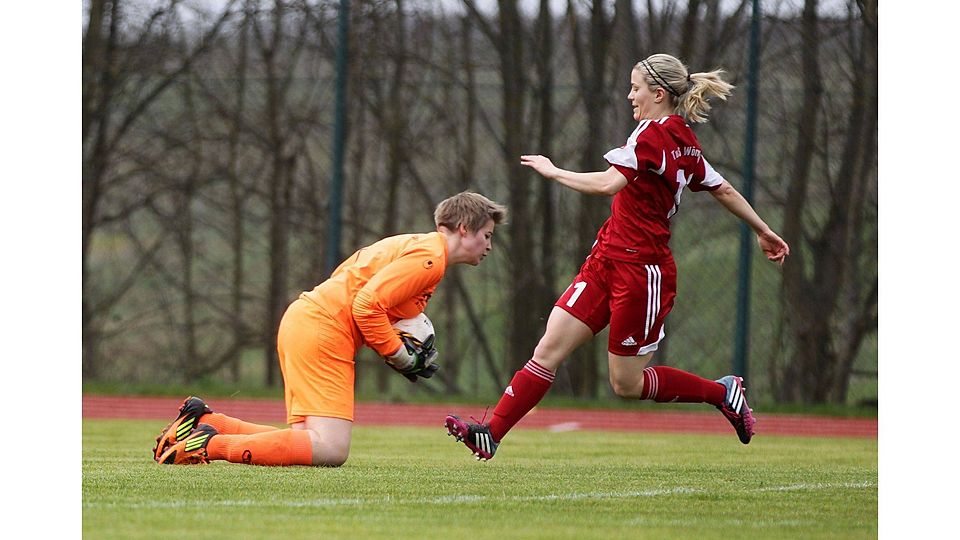 Einen Schritt zu spät: Göcklingens Torhüterin Anja Kempf ist schneller am Ball, als die Wörrstadterin Linda Simon.	Foto: pa/Axel Schmitz