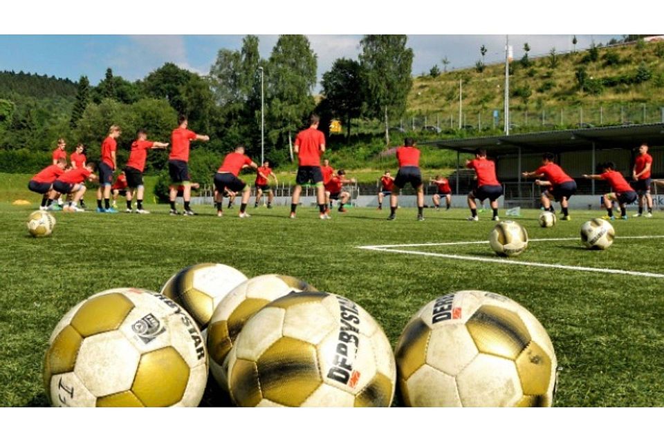 Großer Andrang beim Auftakttraining der Sportfreunde Siegen auf dem Kunstrasenplatz im Leimbachstadion. Co-Trainer Dominik Dapprich begrüßte 30 Spieler. Foto: fst