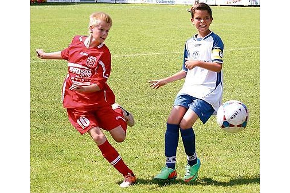 In einem packendes Platzierungsspiel haben sich im Vorjahr die D2-Junioren des gastgebenden Heidmühler FC (rotes Trikot) den fünften Platz gesichert. Henning Busch