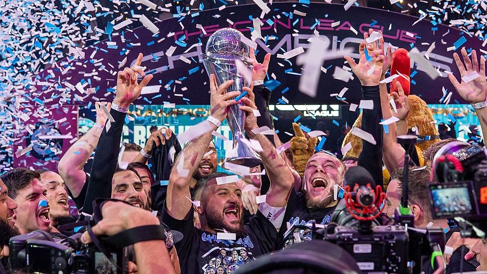 Enes Küc streckt den Pokal in die Luft.