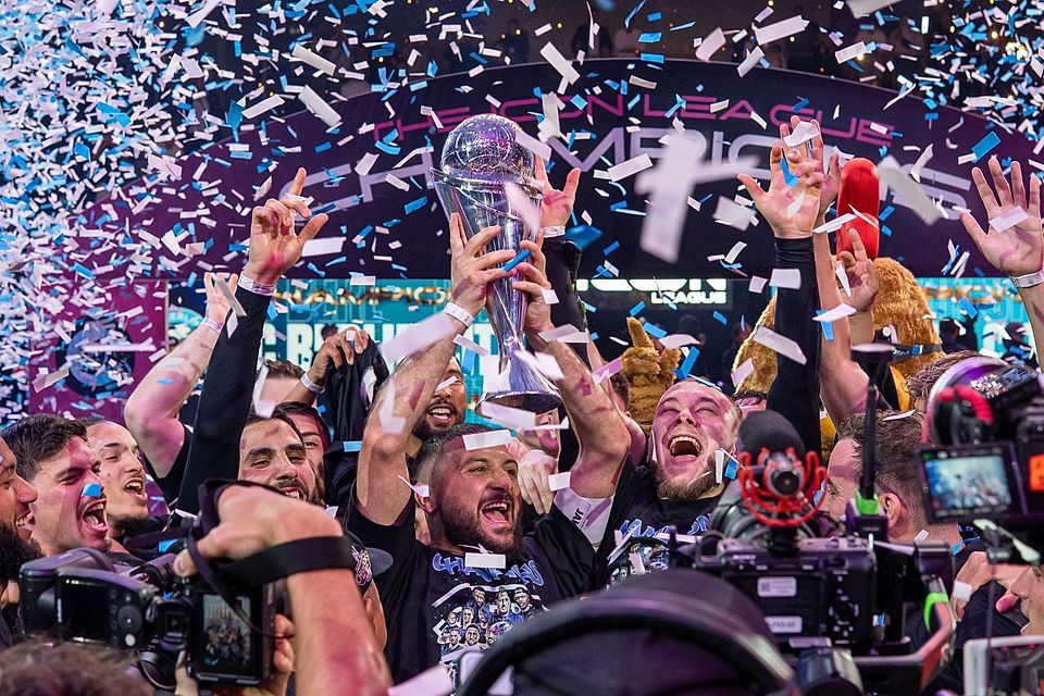 Enes Küc streckt den Pokal in die Luft.