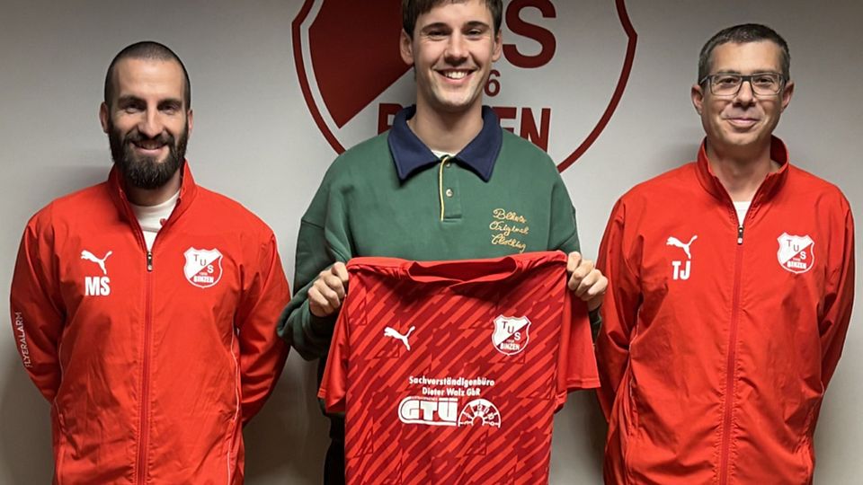 Von links: TuS-Trainer Manuel Schwarz, Neuzugang Max Chrobok und Sportchef Tobias Jehle | Foto: Verein