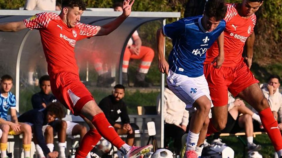 Erzielte für RW Walldorf den umjubelten Treffer zum 2:1-Sieg gegen den FC Eddersheim: Abdelwahed Boujerad (re.), hier in unserem Archivbild mit Teamgefährte Niklas Meyer (li) im Duell mit Milan Herbst (Mitte) aus der Lilien-U21.