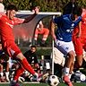 Erzielte für RW Walldorf den umjubelten Treffer zum 2:1-Sieg gegen den FC Eddersheim: Abdelwahed Boujerad (re.), hier in unserem Archivbild mit Teamgefährte Niklas Meyer (li) im Duell mit Milan Herbst (Mitte) aus der Lilien-U21.