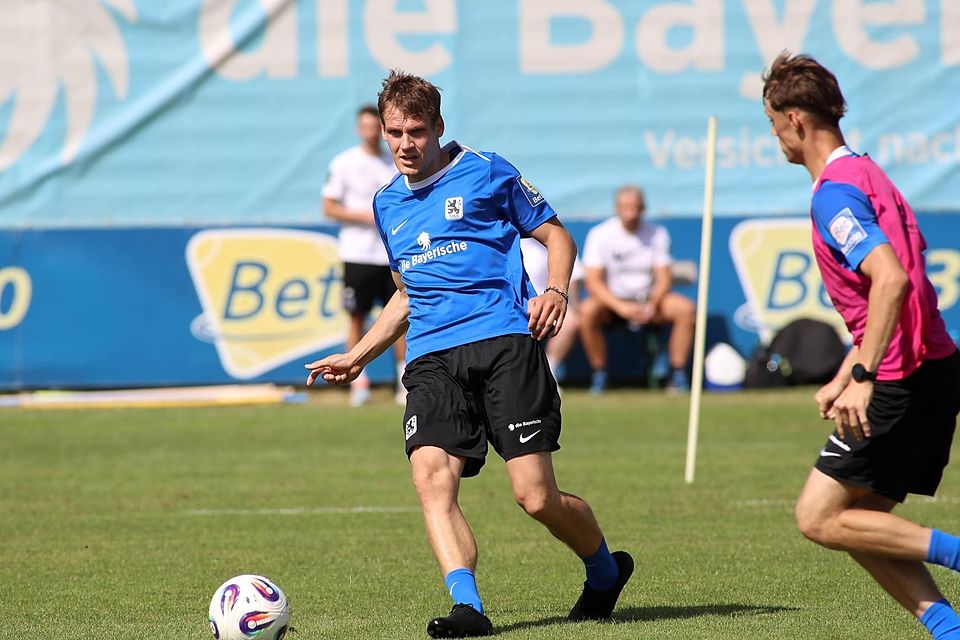 Sofort präsent im Löwen-Training: Neuzugang Max Christiansen (li.) wird um seinen Stammplatz bei 1860 kämpfen. Sofort präsent im Löwen-Training: Neuzugang Max Christiansen (li.) wird um seinen Stammplatz bei 1860 kämpfen.