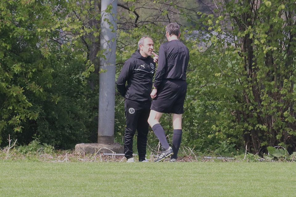 Schiedsrichter Andreas Krummrei musste SG-Trainer Bayram Özkan ein wenig zur Ruhe bringen.