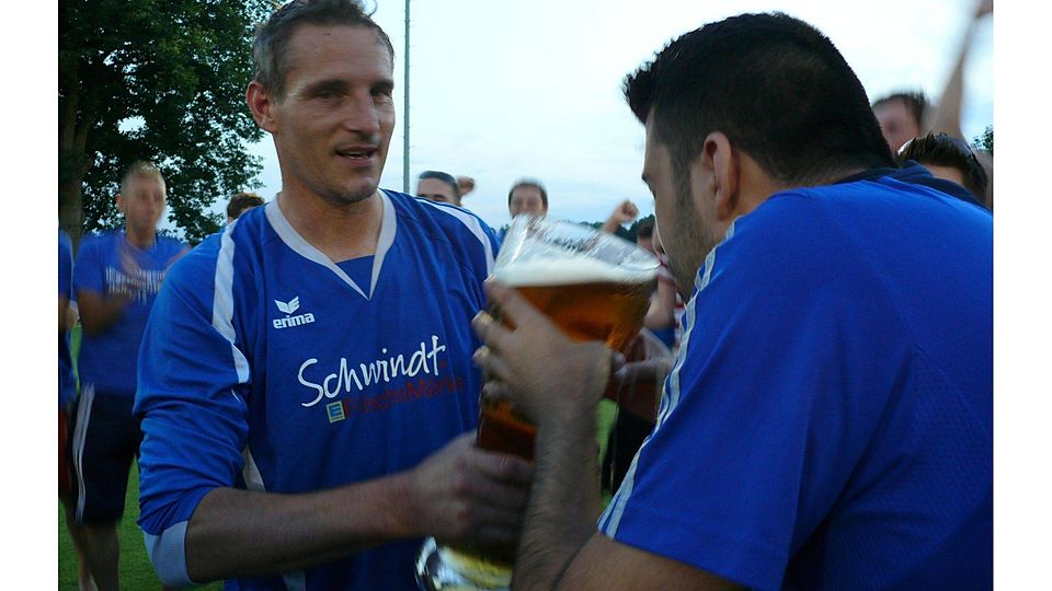 Jubel und ausgelassene Freunde bei Michael Arenz (links) und dem TB Witterschlick über den Aufstieg in die Kreisliga B