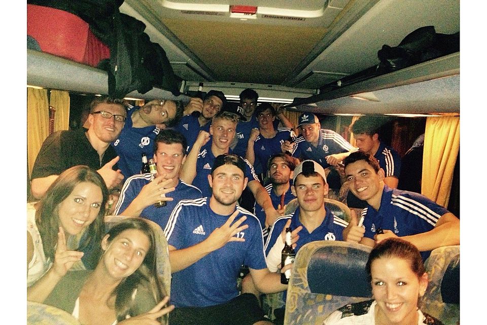 Was für ein Spiel: Nach dem 4:4-Unentschieden in Betzdorf feiern die Kicker der SG Schoden im gemieteten Reisebus. Foto: SG Schoden