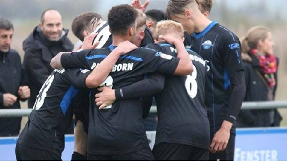 Paderborner Jubel: Die U21 des SC Paderborn 07 hat sich durch einen 2:0-Erfolg im Heimderby gegen den FC Gütersloh Luft im Abstiegskampf verschafft. F: Heinemann