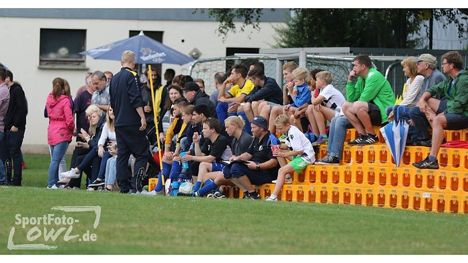 Schnuckelig: Die Tribüne beim SV Bischofshagen-Wittel aus rund 300 Herforder-Pils-Kästen fand besonders beim jungen Publikum großen Zuspruch. <b>F: Büschenfeld</b>