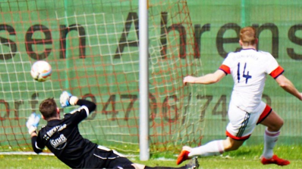 Sören Brandt erzielte das 1:0 und auf dem Foto das 2:0 (6.). Damit ebnete der Offensivspieler dem SC Lehe Spaden den 5:1-Sieg gegen den FC Huchting und den anvisierten Klassenerhalt. Foto: Volker Schmidt