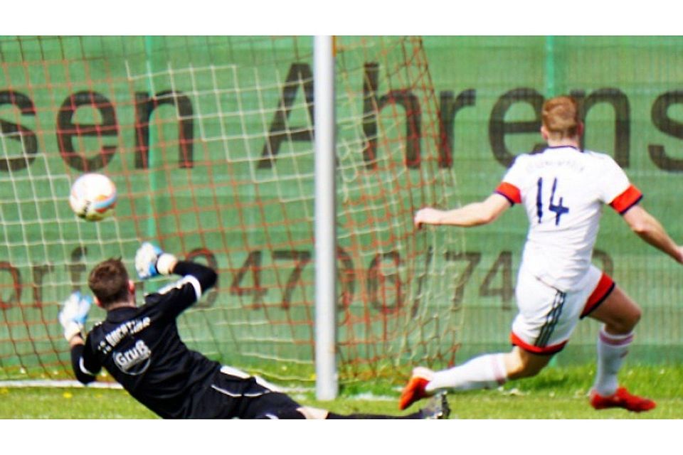 Sören Brandt erzielte das 1:0 und auf dem Foto das 2:0 (6.). Damit ebnete der Offensivspieler dem SC Lehe Spaden den 5:1-Sieg gegen den FC Huchting und den anvisierten Klassenerhalt. Foto: Volker Schmidt