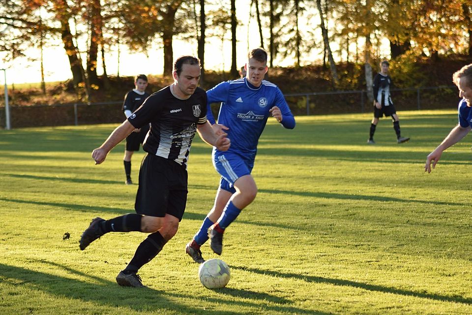 Einen Treffer steuerte Niko Schemer (links) selbst zum Haager 3:0 gegen den SV Zeltingen-Rachtig II bei. Trotzdem musste er sich nach dem Spiel ein paar Frotzeleien seiner Teamkollegen anhören („Chancentod“). 