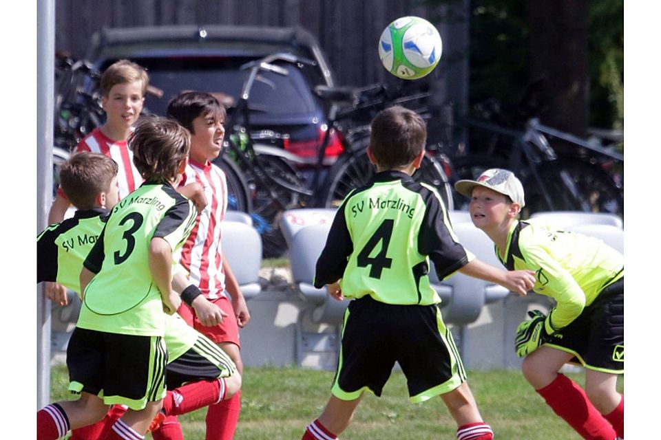 Den Ball im Blick hatten die Kicker des SV Marzling und SV Langenbach (rot) beim Turnier der E1-Junioren. foto: Lehmann