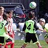 Den Ball im Blick hatten die Kicker des SV Marzling und SV Langenbach (rot) beim Turnier der E1-Junioren. foto: Lehmann