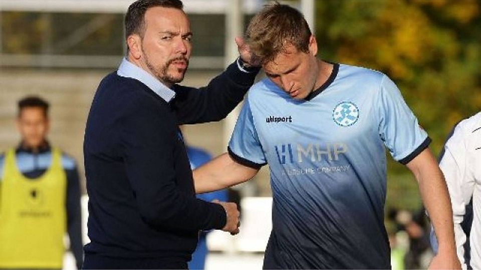 Trainer Paco Vaz spendet Trost für Sandro Abruscia. Pressefoto Baumann