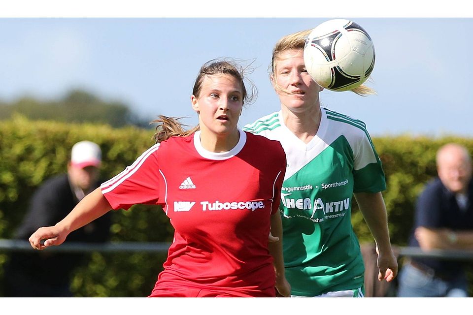 Drei Tore in einer Halbzeit erzielte Nadine Hillebrand (l.) beim verdienten 4:1-Heimsieg der FSG Twist gegen die SF Wüsting-Altmoorhausen.  F: Mirko Nordmann