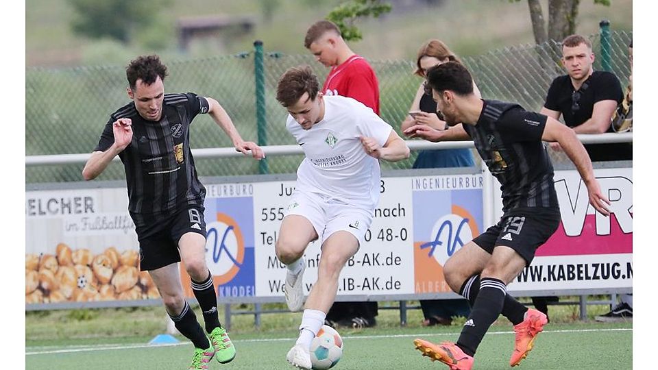 Da konnte in Planig noch gekickt werden: TSG-Spieler Idan Shvartsburd (weißes Trikot) ist in dieser Szene schneller als der Ball. Die Weinsheimer Nico Kuß (links) und livon Saadalla Ayoob haben ihn gestellt. Ein Gewitter setzte der Partie später dann ein vorzeitiges Ende.	Foto: Edgar Daudistel