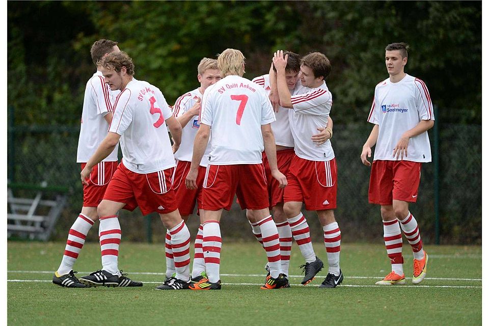 Dennis Hesse trifft wieder für Ankum - sehr zur Freude der Mitspieler nach dem 2:0 gegen Merzen. Foto: Rolf Kamper