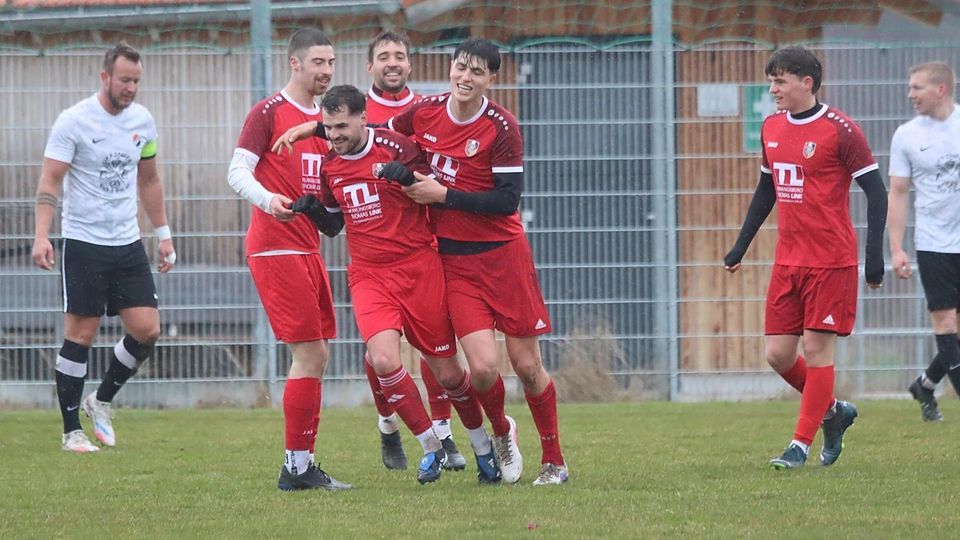 Fußball; Saison 2025/26; Kreisklasse; Spieler der SG Antdorf/Iffeldorf jubeln bei Sieg in Uffing am 14. März 2026