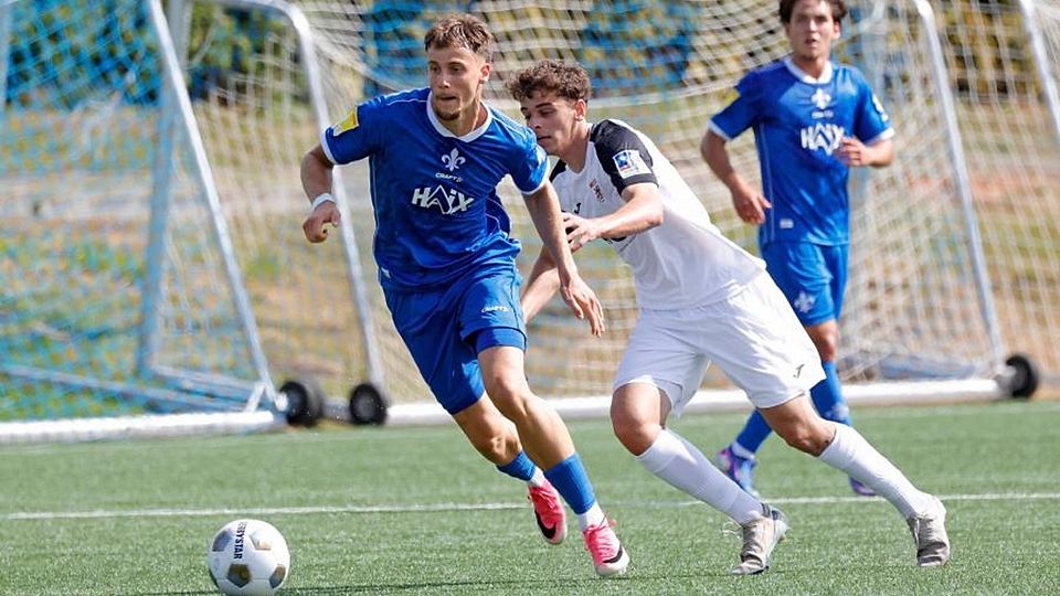 Souveräne Leistung: Die U21 des SV Darmstadt 98 (links Leon Keranovic, hinten Tom Steineck) kam zuletzt zu einem sicheren 3:0-Sieg in der Hessenliga gegen den FC Gießen (Mitte Mohamed Walid Haddou). Diesmal treffen die Lilien im Spitzenspiel auf den SV Unter-Flockenbach.	Foto: Peter Henrich