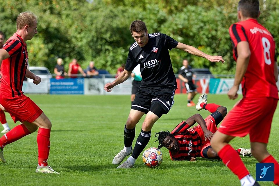 Spielertrainer Christian Kufner (am Ball) und die SpVgg Mitterdorf gingen zu Hause überraschend leer aus.