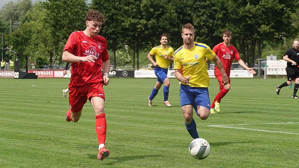 Das Duell um Ball und Klassenerhalt konnten Maximilian Kling (links) und Aßling für sich entscheiden.