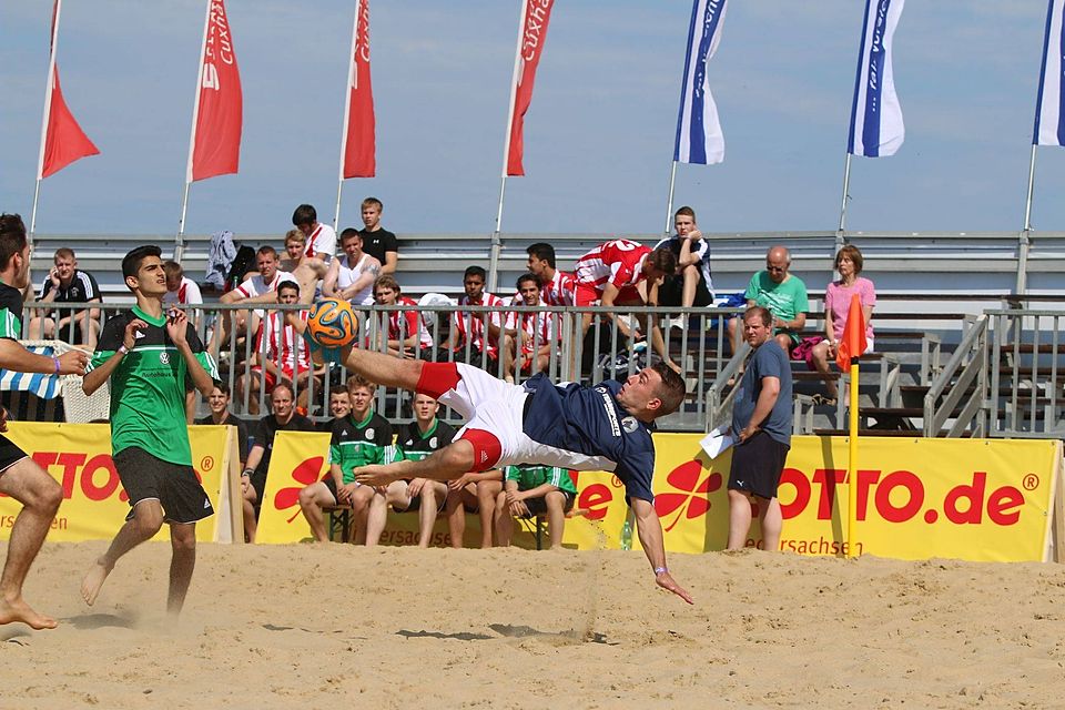 Spektakuläre Szenen im Sand werden beim 18. Jever-Beachsoccer-Cup geboten. Noch gibt es freie Plätze für Mannschaften.