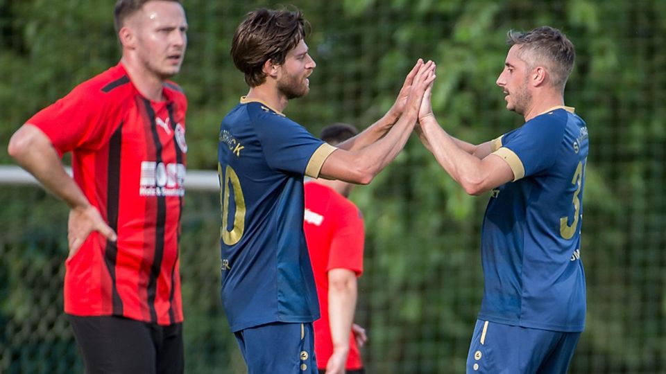 Die Torschützen des SV Albbruck, Felix Stadler und Lucas Jehle (rechts), klatschen sich ab, Tom Soult vom FC 08 Bad Säckingen ist bedient. Der SVA steigt trotz des 4:0-Erfolgs zum Abschluss aus der Kreisliga A ab. | Foto: SSR Media