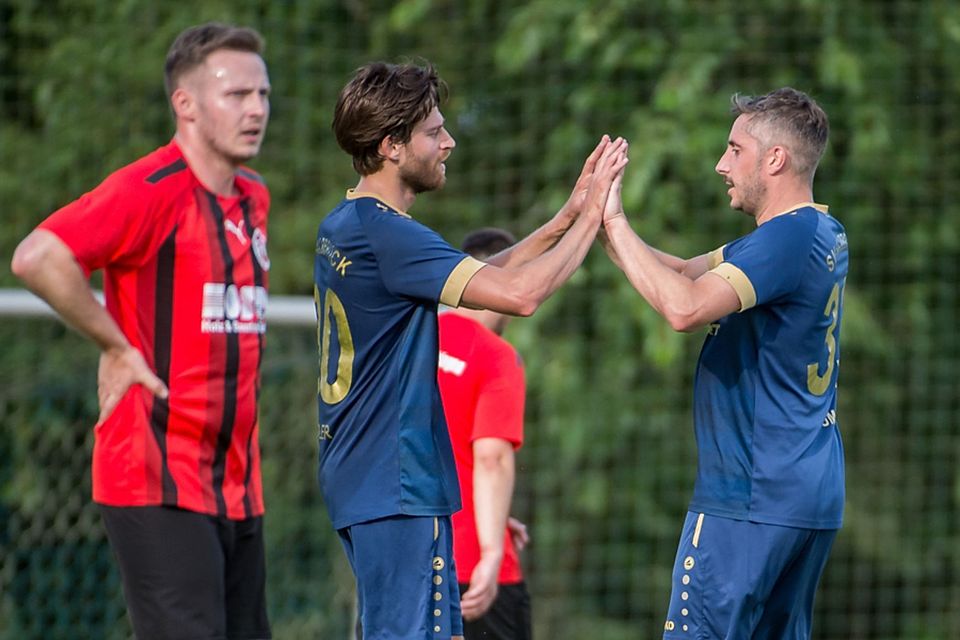 Die Torschützen des SV Albbruck, Felix Stadler und Lucas Jehle (rechts), klatschen sich ab, Tom Soult vom FC 08 Bad Säckingen ist bedient. Der SVA steigt trotz des 4:0-Erfolgs zum Abschluss aus der Kreisliga A ab. | Foto: SSR Media