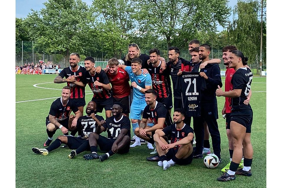 Ein letztes Mal zusammen: Teutonias Team nach dem Klassenerhalt Ein letztes Mal zusammen: Teutonias Team nach dem Klassenerhalt