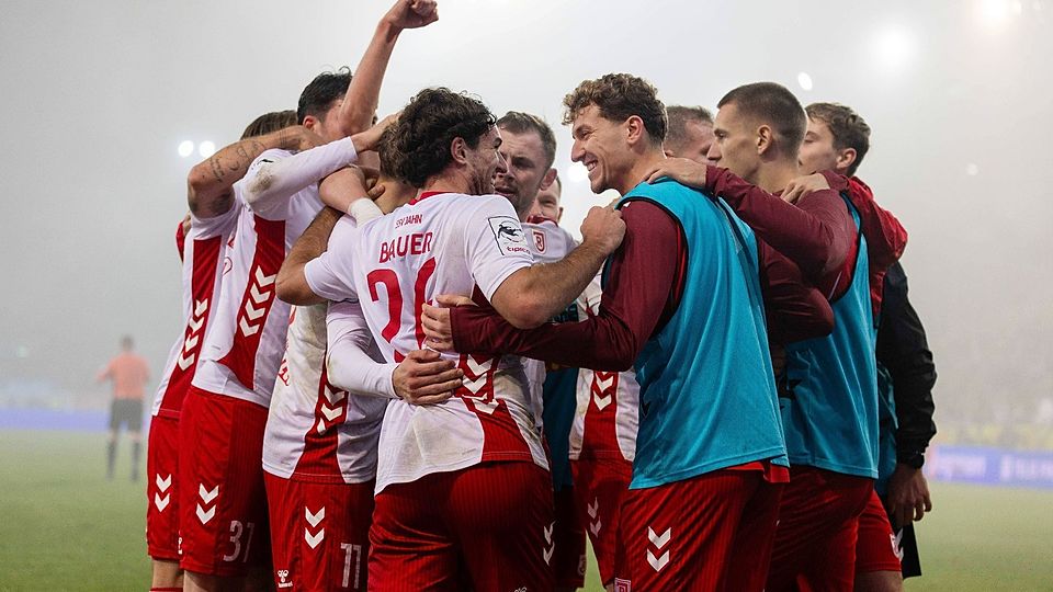 Jubelstürme beim SSV Jahn, dem im Regensburger Nebel ein Husarenstück gelingt.