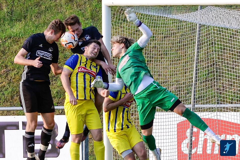 Vor dem Tor von Babenhausens Keeper Simon Dilba herrschte in dieser Szene viel Betrieb.