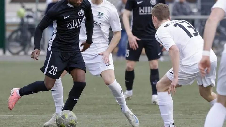 Aliu Cance (vorne, am Ball) und seine Bodenheimer Kollegen probierten viel, kamen aber zu keinem nennenswerten Torschuss.