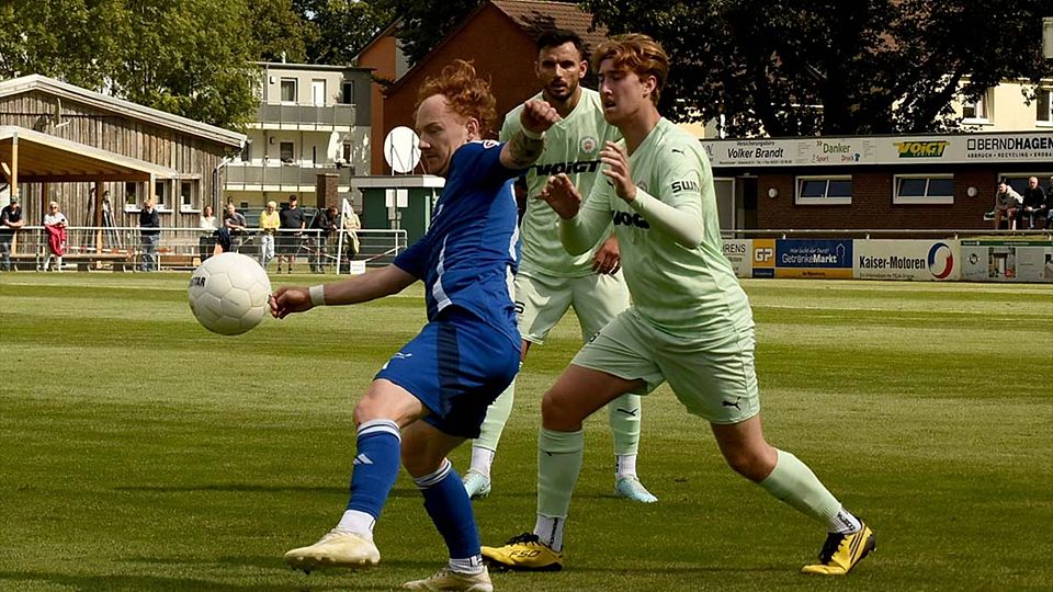 Edeltechniker und Spielmacher Cedric Nielsen (li., TuS Rotenhof).